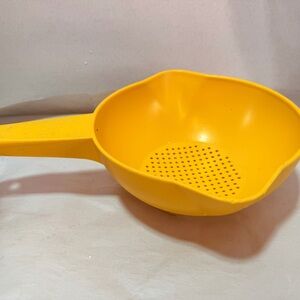 Vintage Tupperware Yellow Handheld Colander Strainer Long Handle 2 Pour Spouts